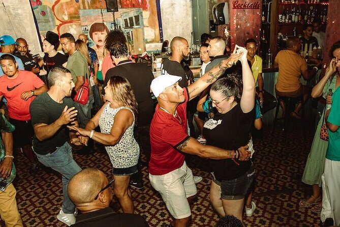 Moonlight Beginner Salsa Class in San Juan - Gabby’s approach: street salsa flavor + smooth studio structure