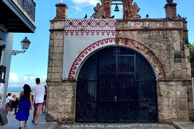 Welcome to San Juan's Old Town: Private Half-Day Walking Tour - Plaza del Quinto Centenario: The Columbus Monument and Its Weight